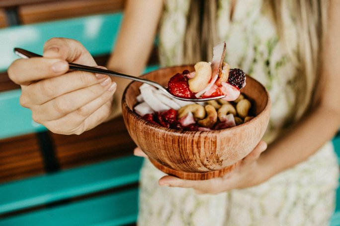muesli de fruits rouges dans un bol en bois, recette santé