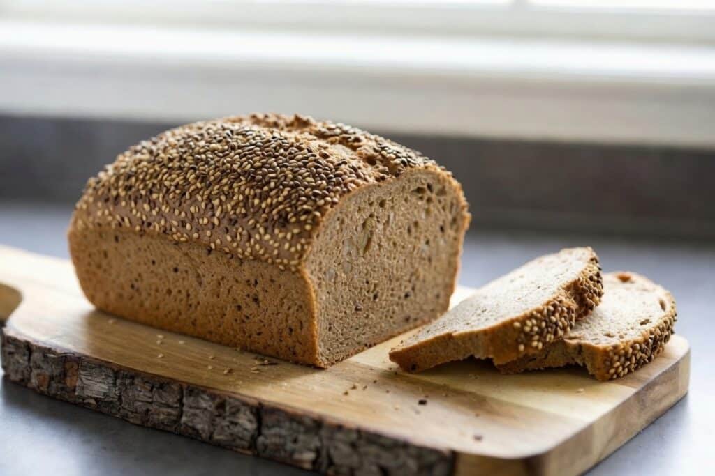 pain sans gluten fait maison aux graines sur planche à pain