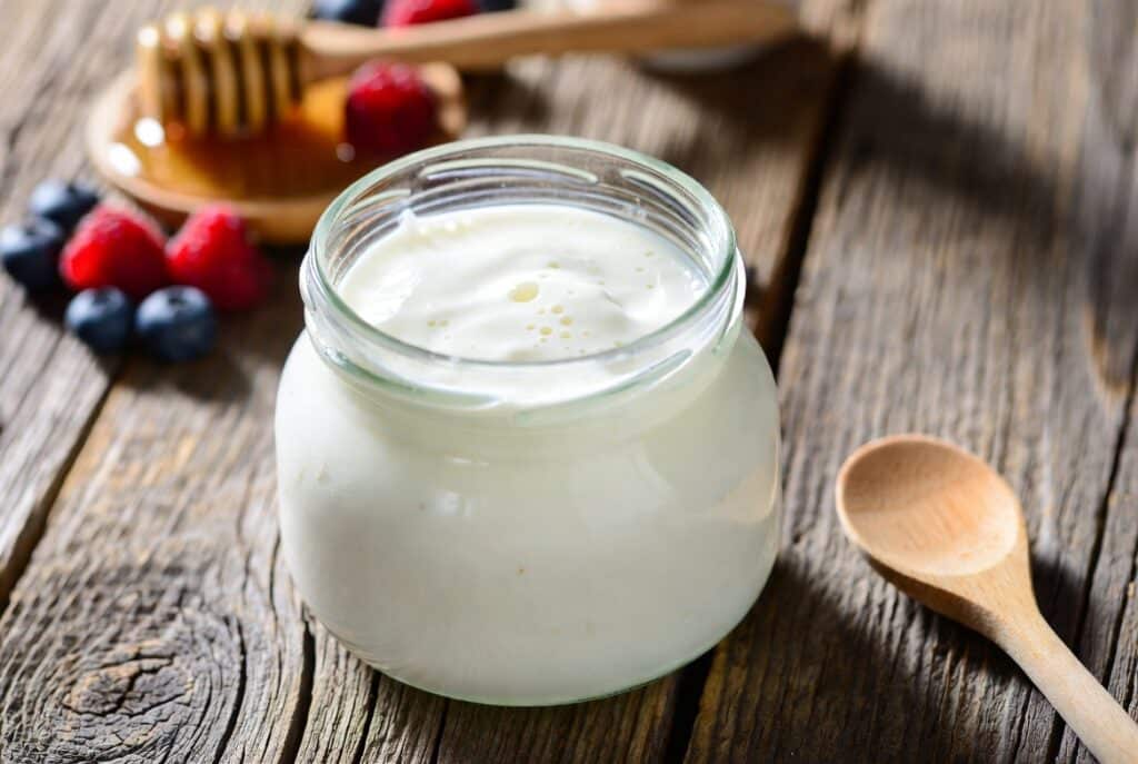 yaourt sans lactose fait maison sur table en bois